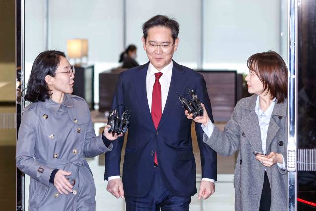 중국을 방문했던 이재용 삼성전자 회장이 28일 서울 강서구 김포공항을 통해 귀국하고 있다. 권욱 기자