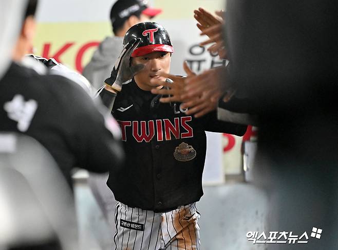 LG 내야수 신민재(가운데)는 28일 창원 NC파크에서 열린 '2025 신한 SOL Bank KBO 리그' NC와 정규시즌 1차전에서 9번타자 2루수로 선발 출전했다. 팀이 5-4로 앞선 9회초 2타점 적시타로 승리에 쐐기를 박았다. 엑스포츠뉴스 DB