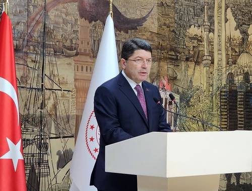 튀르키예, 野대권주자 수사 우려에 "국제사회의 이중잣대" (이스탄불=연합뉴스) 김동호 특파원 = 27일(현지시간) 일마즈 툰츠 튀르키예 법무장관이 돌마바흐체 궁전 대통령 집무실에서 기자회견 중이다. 2025.3.27 dk@yna.co.kr