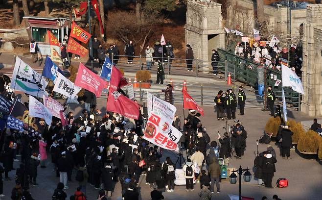 21일 서울 성북구 고려대 교문 안에서 ‘윤석열 퇴진 긴급 고려대 행동을 준비하는 모임’ 주최로 탄핵 찬성 집회가, 교문 밖에서 ‘대통령 탄핵을 반대하는 고대인들’ 주최로 탄핵 반대 집회가 열리고 있다.(사진 = 연합뉴스)