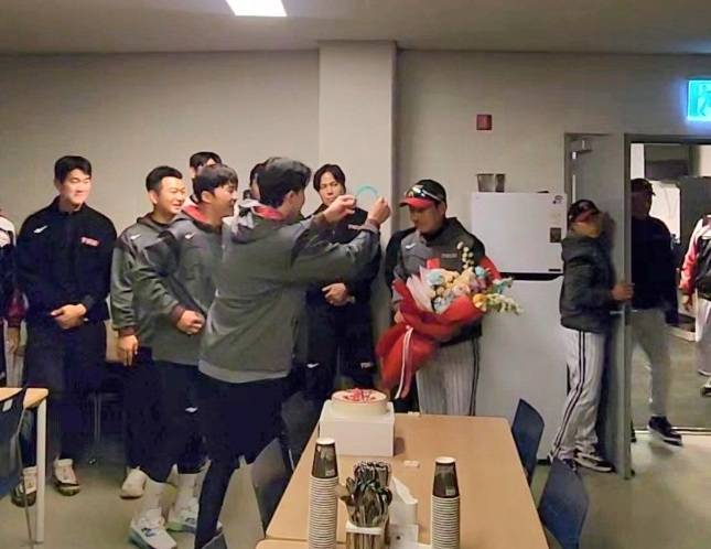 LG 선수들이 29일 염경엽 감독의 57번째 생일을 축하하고 있다. 사진 | LG 트윈스