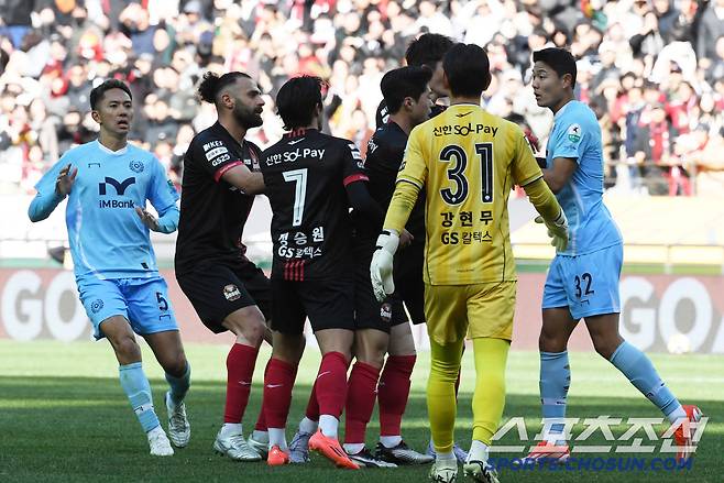 K리그1 FC서울과 대구FC의 경기가 29일 서울월드컵경기장에서 열렸다. 후반 서울 정승원이 동점골을 넣은 뒤 대구 서포터즈쪽을 향해 세리머니를 하자 정치인이 강하게 어필하고 있다. 상암=박재만 기자pjm@sportschosun.com/2025.03.29/