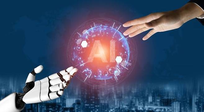 로봇의 손과 인간의 손이 서로의 방향으로 향하고 있다. 게티이미지뱅크