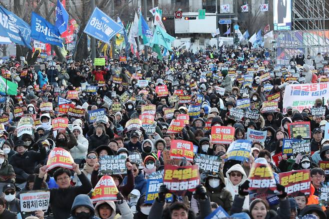 29일 오후 서울 광화문 동십자각 앞에서 윤석열즉각퇴진·사회대개혁 비상행동(비상행동)이 주최한 윤석열 대통령 탄핵을 촉구하는 집회에서 참석자들이 구호를 외치고 있다. /박성원 기자
