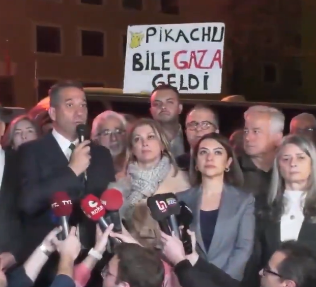 튀르키예 언론 네페스가 28일 공식 엑스(X) 계정에 올린 튀르키예 공화인민당(CHP)의 기자회견 영상의 한 장면. "피카츄도 최루탄에 당했다"는 문구가 쓰인 시위대 팻말이 보인다. 네페스 엑스(X) 계정 캡처