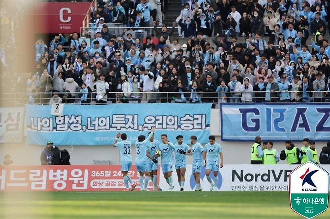 29일 서울월드컵경기장에서 열린 서울과 대구의 K리그1 6라운드. 대구 선수단이 후반 요시노(왼쪽 네 번째)의 동점 골 뒤 환호하고 있다. 사진=프로축구연맹