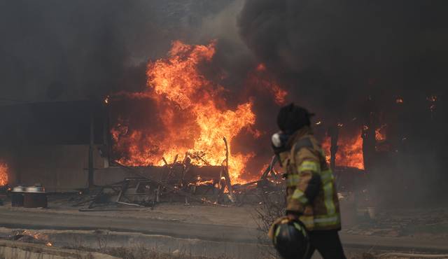 ▲ 경북 의성군 산불 발생 나흘째인 25일 의성군 단촌면 하화1리에 산불 불씨로 인한 화재가 발생한 가운데 소방대원이 불을 끄기 위해 이동하고 있다. 연합뉴스