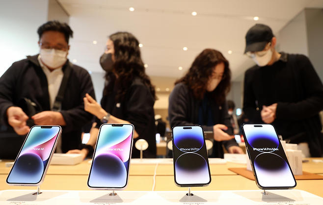 지난 2022년 아이폰14 출시 당시, 서울 중구 명동 애플스토어에서 고객들이 아이폰14를 살펴보고 있는 모습. 이상섭 기자