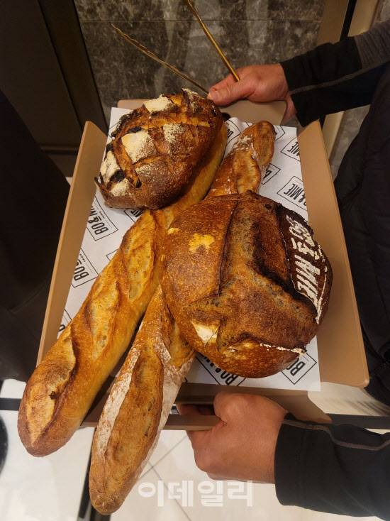 이중선씨가 아내를 위해 구입한 바게트와 시그니처 사워도우 르방 (사진=노희준 기자)