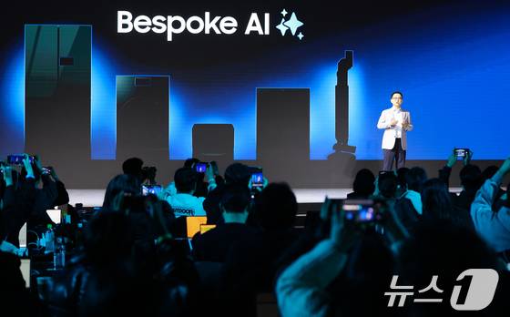 삼성전자가 지난 28일 서울 광진구 파이팩토리 스튜디오에서 열린 '웰컴 투 비스포크 AI(Welcome To Bespoke AI)' 행사에서 일상을 혁신하는 새로운 AI 가전 제품과 서비스를 언론에 공개하고 있다. 사진은 문종승 삼성전자 DA사업부 개발팀장 부사장이 신제품 발표를 하고 있다. 2025.3.30/뉴스1 ⓒ 뉴스1 허경 기자