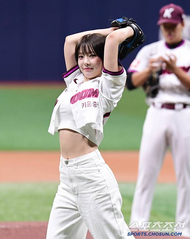 30일 고척스카이돔에서 열린 KBO리그 키움과 SSG의 경기. 시구를 하고 있는 초아. 고척=송정헌 기자songs@sportschosun.com/2025.03.30/