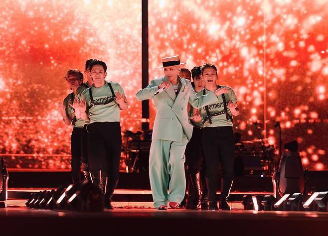 밀짚 모자를 쓰고 민트색 정장을 입은 GD가 노래하는 모습. 갤럭시코퍼레이션 제공