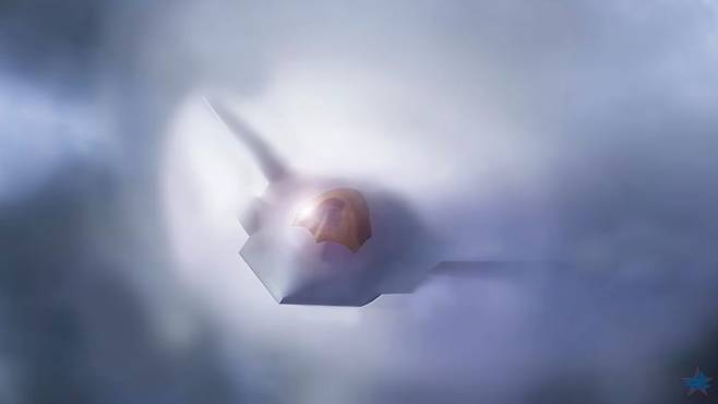 지난 21일(현지시간) 도널드 트럼프 대통령은 “차세대 공중지배(NGAD) 프로젝트인 6세대 전투기 ‘F-47’의 개발 사업자로 보잉을 선정했다”며 “최첨단 스텔스 기술, 기동성 등 지금까지 없었던 수준”이라고 밝혔다. 전투기의 대당 가격은 현재 약 8000만달러(약 1172억원)인 F-35보다는 고가이지만, 약 1억4300만달러(약 2096억원)에달하는 F-22 랩터보다는 저렴할 것으로 알려졌다. 미 공군이 공개한 F-47의 이미지 렌더링. 사진=미 공군 홈페이지 캡처