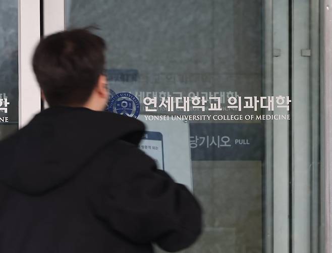 각 대학 의대생들이 복귀 마감시한에 임박해 속속 돌아오면서 1년 넘게 이어진 집단휴학 사태가 마무리 국면에 들어섰다. 30일 서울 시내 한 의과대학 연합뉴스