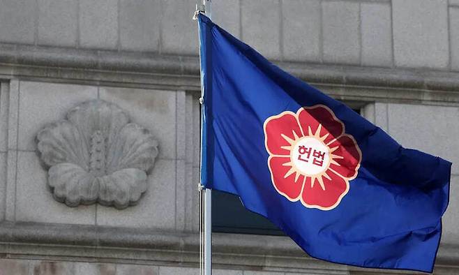 윤석열 대통령 탄핵심판 선고 시기가 주목되는 가운데, 지난 11일 오후 서울 종로구 헌법재판소 깃발이 바람에 흔들리고 있다. 김영원 기자 forever@hani.co.kr