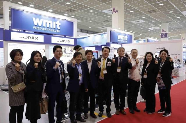 ▲ 제40회 국제의료기기·병원설비전시회가 최근 서울 코엑스에서 열린 가운데 강원도, 원주시, 원주시의회가 전시회 강원공동관을 찾아 도내 기업의 선전을 응원했다.