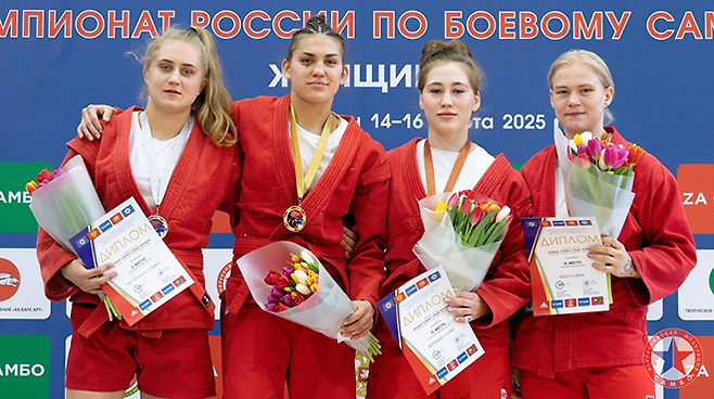 2025 러시아삼보연맹 컴뱃선수권대회 시상식. 알료나 아기셰바(오른쪽)는 동메달을 획득했다. 사진=Всероссийская федерация самбо