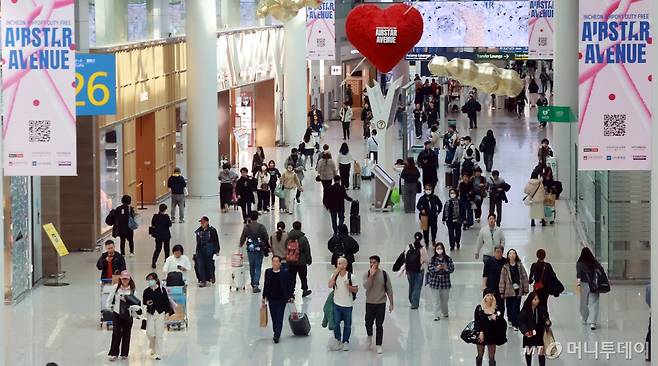 지난 10일 인천국제공항 제1터미널 면세점에서 관광객들이 쇼핑을 하고 있다. /사진=뉴스1