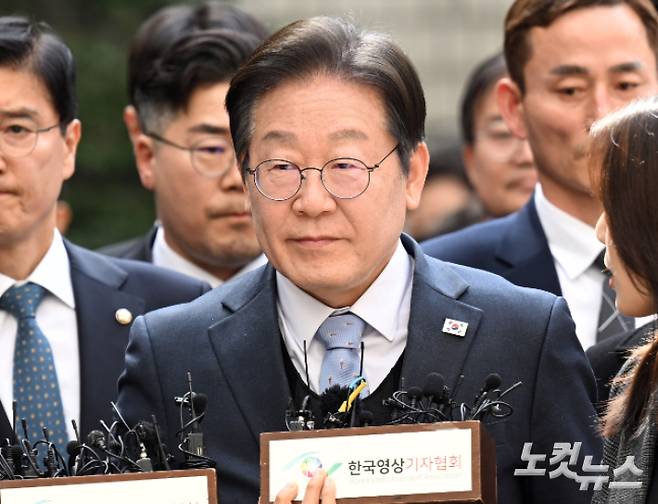 이재명 더불어민주당 대표가 26일 서울 서초구 서울고등법원에서 열린 공직선거법 위반 사건의 항소심 선고에 출석하고 있다. 사진공동취재단