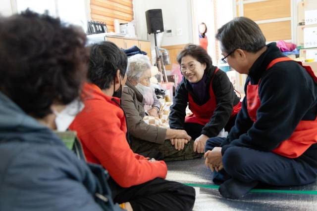 김동연 경기도지사와 부인 정우영 여사가 지난 29일 안동시 임하면 산불 대피소를 찾아 어르신들의 건강을 살피고 있다.