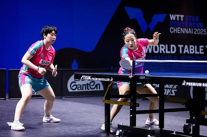 ▲ 한국 여자 탁구 간판 신유빈(오른쪽)이 새 복식 파트너 유한나와 합을 맞춘 첫 성인 대회에서 준우승했다. '포스트 전지희' 등장 가능성을 확인했다. ⓒ연합뉴스