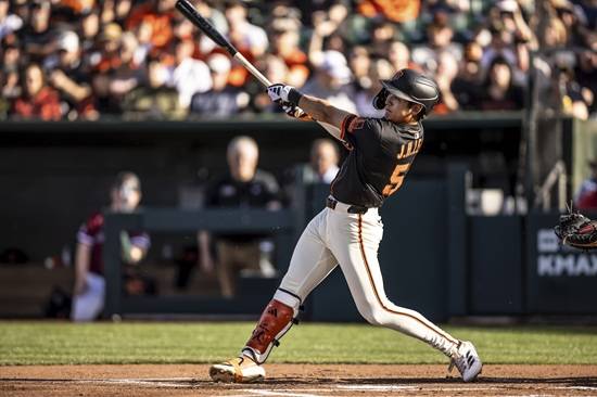 샌프란시스코 자이언츠 외야수 이정후가 30일 열린 신시내티 원정 경기에 선발 출전해 4타수 1안타 1타점 1도루를 기록했다. 이정후는 3회 초 1사 3루 기회에서 우전 적시타를 날린 뒤 2루 도루까지 성공했다. 샌프란시스코는 선발 투수 벌런데를 내세웠지만, 한 점 차 패배로 시즌 첫 패를 떠안았다. AP 연합뉴스