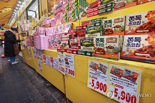 과자·초콜릿 등 가공식품 상승률 2.7% (서울=연합뉴스) 진연수 기자 = 식품·외식업계에서 최근 음료, 과자, 빵 등 가공식품과 외식 메뉴 가격 인상이 이어지고 있다. 이상 기후로 일부 식재료 가격이 급등한 상황에서 원/달러 환율 상승 여파로 수입 단가도 높아져 식품·외식기업의 원가 부담이 커졌기 때문이다. 9일 농림축산식품부에 따르면 지난달 소비자물가 동향에서 가공식품과 외식 물가 지수 상승률은 각각 2.7%, 2.9%로, 전체 소비자물가 지수 상승률(2.2%)을 웃돌았다.
사진은 이날 서울 시내 한 거리에 진열된 과자. 2025.2.9 jin90@yna.co.kr