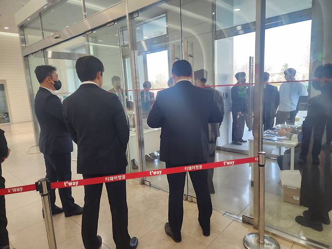 31일 서울 강서구 티웨이항공 항공훈련센터에서 열린 제22기 티웨이항공 정기 주주총회에 주주들이 입장하고 있다./사진=도다솔 기자