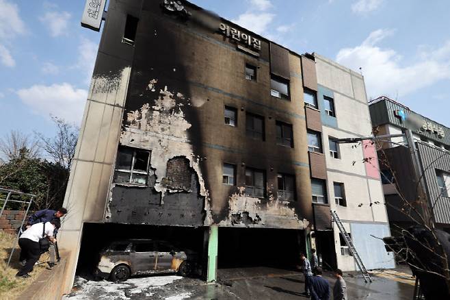 31일 광주 광산구 신가동 한 종합병원 어린이집 건물에서 지자체 관계자들과 소방대원들이 화재 현장을 살피고 있다. 이날 오후 1시 45분께 건물 지하주차장에서 불이 났다가 35분 만에 꺼졌다. (사진=연합뉴스)