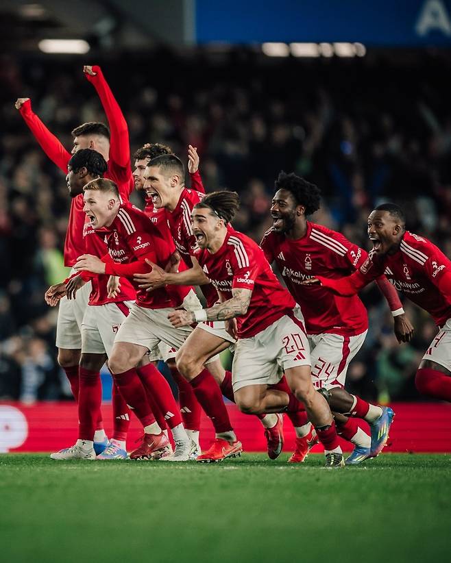 브라이턴을 꺾고 FA컵 4강 진출이 확정되자 환호하는 노팅엄 포레스트 선수들