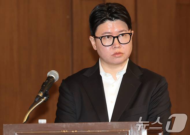 안성수 골드메달리스트 대표가 31일 오후 서울 마포구 스탠포트호텔에서 열린 배우 김수현 긴급 기자회견에 참석해 기자회견을 안내하고 있다. 2025.3.31/뉴스1 ⓒ News1 권현진 기자