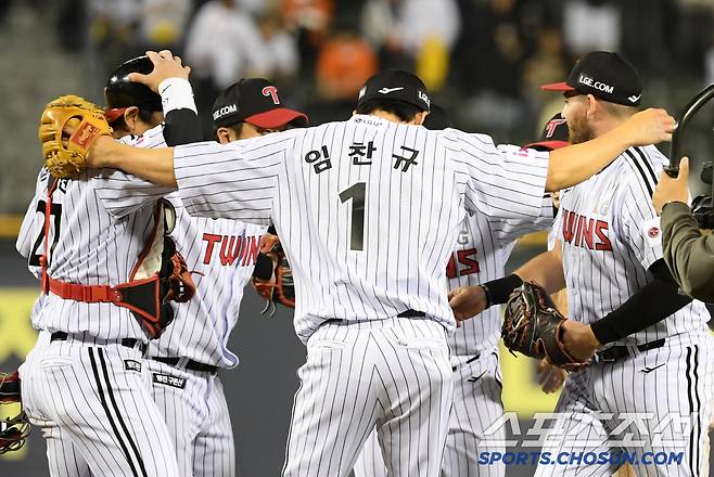26일 잠실구장에서 열린 LG 트윈스와 한화 이글스의 경기. 생애 첫 완봉승을 거둔 LG 선발 임찬규가 환호하고 있다. 잠실=박재만 기자 pjm@sportschosun.com/2025.03.26/