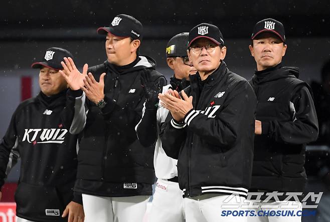 27일 수원KT위즈파크에서 열린 KBO리그 KT 위즈와 두산 베어스의 경기. 승리한 KT 이강철 감독이 기뻐하고 있다. 수원=박재만 기자 pjm@sportschosun.com/2025.03.27/