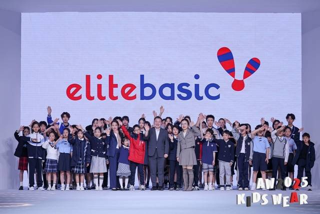 형지엘리트가 '2025 상하이 패션위크'의 '2025 키즈웨어'쇼에 참가했다. 최준호 대표이사(가운데)와 모델들이 패션쇼 피날레에 서고 있다. /패션그룹형지