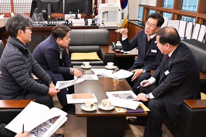 전진선 양평군수가 팔당 대청호 상수원 수질 보전 특별대책회의를 하고 있다. 양평군 제공