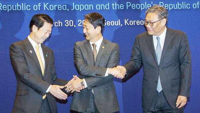 30일 대한상공회의소에서 진행된 '한중일 경제통상장관 회의'에 참석한 무토 요지(왼쪽) 일본 경제산업성 대신, 안덕근(가운데) 산업통상자원부 장관, 왕원타오 중국 상무부장. /조인원 기자