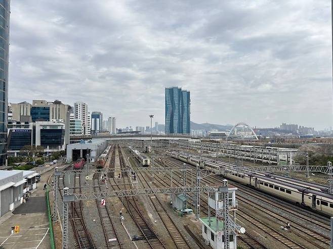지난 28일 한국철도공사(코레일) 부산차량사업소 건물 옥상에 올라가니 부산역 조차장 양 옆으로 분절된 도시가 한눈에 들어왔다. 왼쪽으로는 부산의 구도심이, 오른쪽에는 북항 항만재개발 사업 부지가 위치해 있었다.ⓒ데일리안 임정희 기자