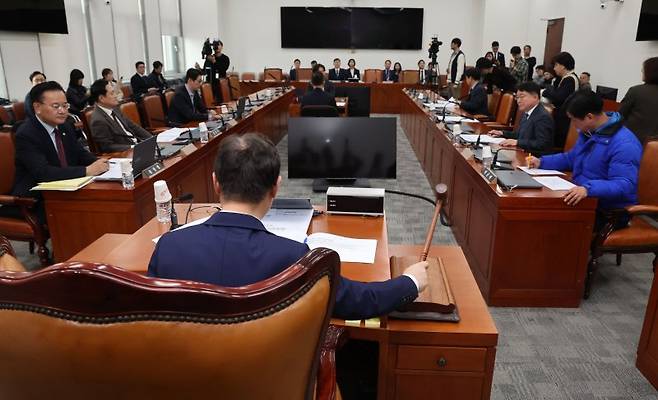 31일 서울 여의도 국회에서 열린 법제사법위원회 법안심사제1소위원회 전체회의에서 박범계 1소위원장이 의사봉을 두드리고 있다. 뉴시스