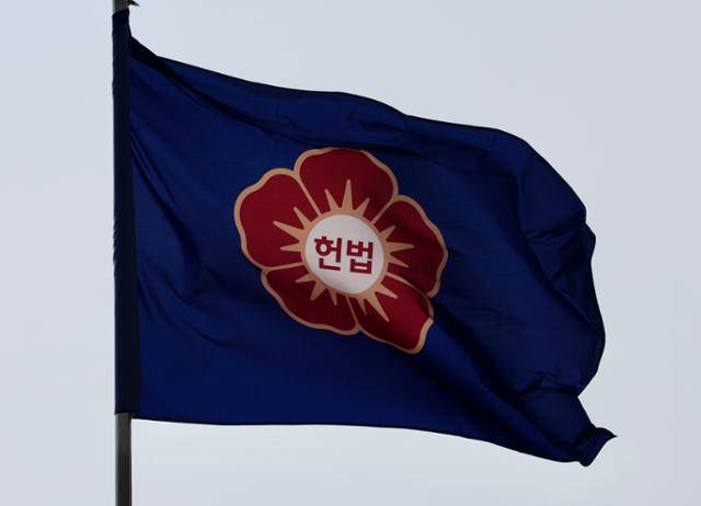 31일 오전 서울 종로구 헌법재판소에서 깃발이 바람에 휘날리고 있다. 뉴시스