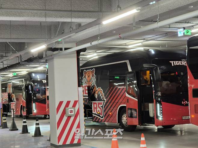 이동 동선에 따라 대기 중인 KIA 타이거즈 선수단 버스. 대전=차승윤 기자 chasy99@edaily.co.kr