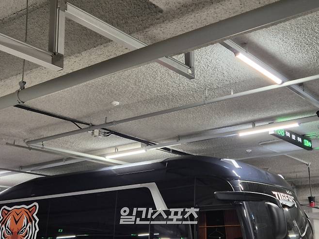 클로즈업했을 시 보이는 버스 상단과 주차장 천장 차이. 대전=차승윤 기자 chasy99@edaily.co.kr