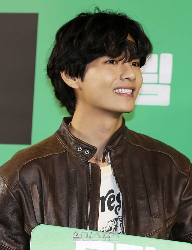그룹 BTS 뷔가 24일 오후 서울 강남구 메가박스 코엑스에서 진행된 영화 '드림' VIP시사회에 참석해 포토타임을 갖고 있다. '드림'은 개념 없는 전직 축구선수 홍대(박서준)와 열정 없는 PD 소민(아이유)이 집 없는 오합지졸 국대 선수들과 함께 불가능한 꿈에 도전하는 이야기를 그린 영화다. 오는 26일 개봉. 서병수 기자 qudtn@edaily.co.kr /2023.04.24/