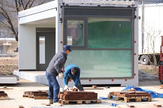 경북 안동시 일직면 권정생어린이문학관 앞에 산불 이재민 긴급주거시설인 모듈러주택 설치를 위한 기초 바닥 공사가 진행되고 있다. 사진=연합뉴스