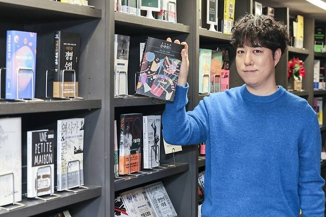 과학 커뮤니케이터 궤도가 서울 역삼동 '북쌔즈'에서 한국경제신문과 인터뷰하고 있다.