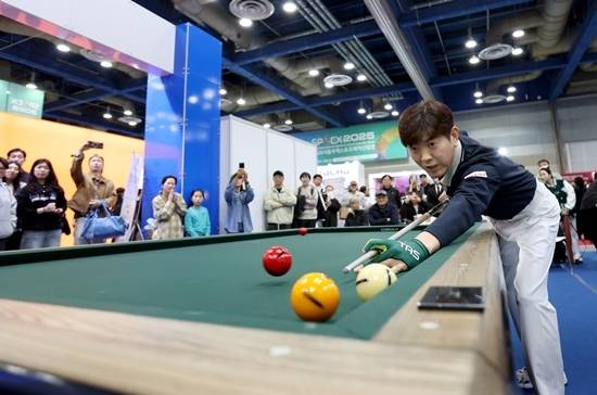 김재근 선수가 예술구 시범을 보이고 있다. (사진=PBA)