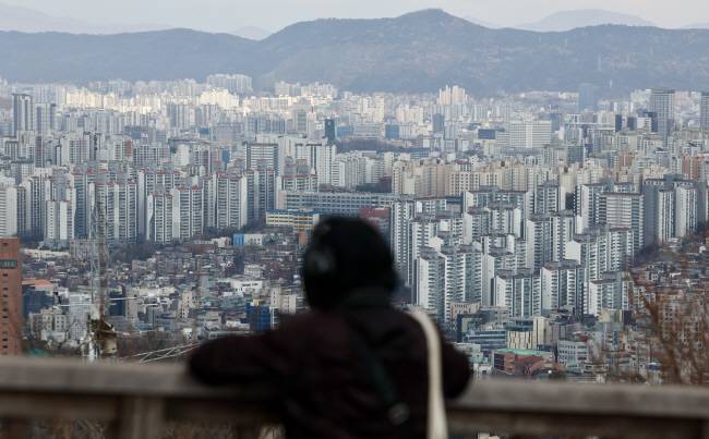 오리무중 서울 집값 토지거래허가구역 확대 재지정으로 서울 지역 아파트 거래량이 급감하고 있는 가운데 30일 서울 남산에서 한 시민이 서울 시내 아파트 단지를 내려다보고 있다. 뉴시스