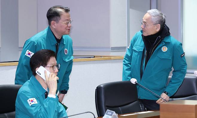 유인촌 문화체육관광부 장관과 방기선 국무조정실장이 29일 정부서울청사 중앙재난상황실에서 열린 한덕수 대통령 권한대행 국무총리 주재 산불 대응 중앙재난안전대책본부회의에 앞서 대화하고 있다. 왼쪽 아래는 김문수 고용노동부 장관. 뉴시스