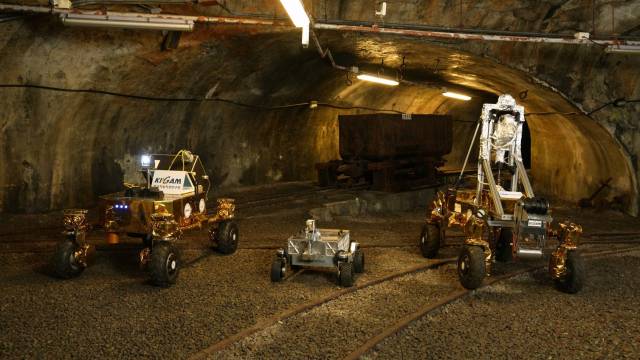 지하 폐갱도에서 모습을 드러낸 군집로봇. 사진제공=한국지질자원연구원.