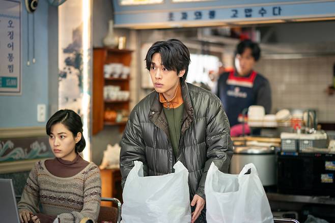 넷플릭스 드라마 ‘폭싹 속았수다’에서 부현숙 역을 연기한 배우 이수경(왼쪽)과 양은명 역 배우 강유석 출연장면. 사진 넷플릭스