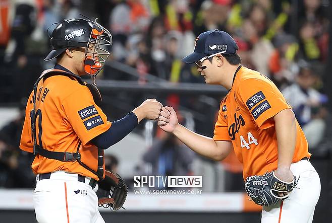 ▲ 한화는 김서현(오른쪽)이 포수와 하이파이브가 어울리는 선수가 되길 간절하게 바라고 있다. ⓒ곽혜미 기자